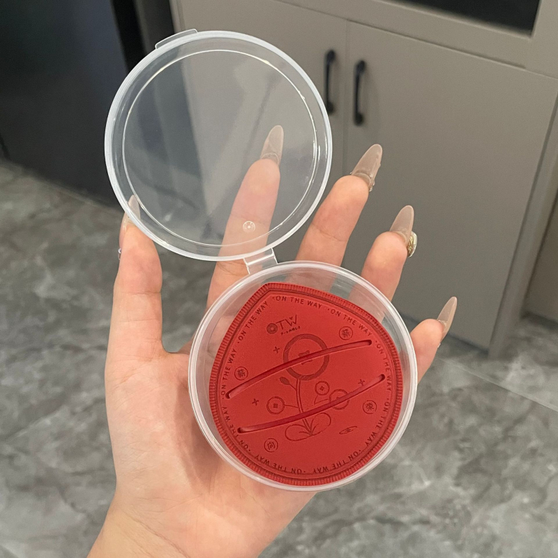 otw Puder-puf dvostruke uporabe (suho i mokro nanošenje), spužvasti materijal, kapljastog oblika