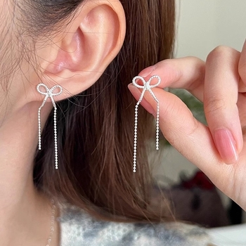 Auskarai su kaspinu ir kutais – geometrijos stiliuje, varis, elektrolitinis padengimas, prekės ženklas Ainella (ausies adata: varis)