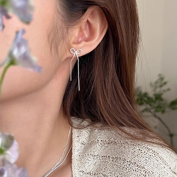 Auskarai su kaspinu ir kutais – geometrijos stiliuje, varis, elektrolitinis padengimas, prekės ženklas Ainella (ausies adata: varis)