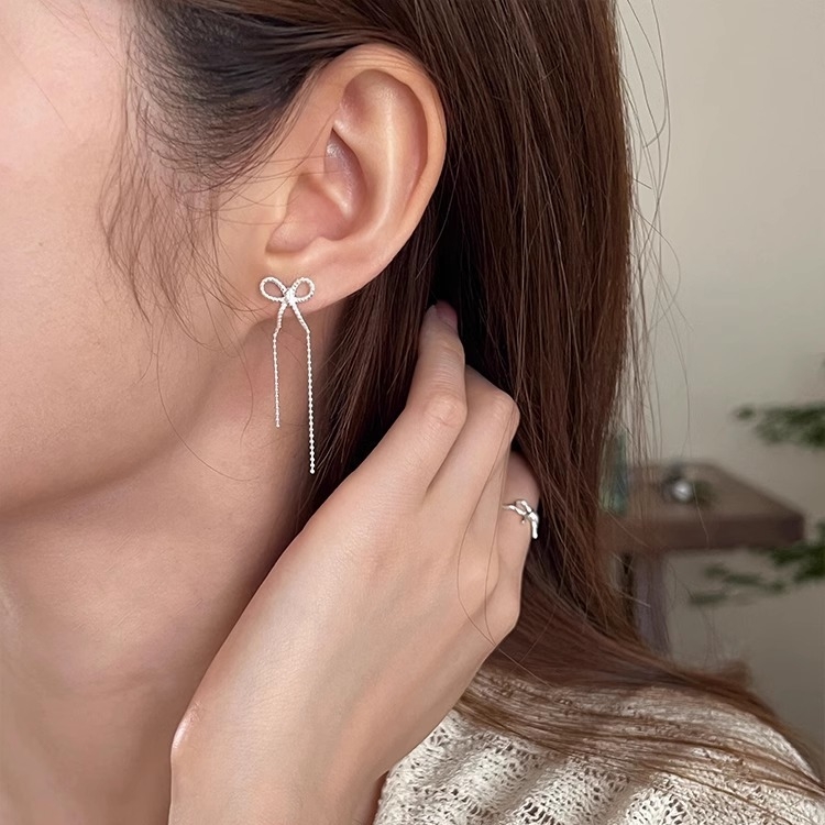 Auskarai su kaspinu ir kutais – geometrijos stiliuje, varis, elektrolitinis padengimas, prekės ženklas Ainella (ausies adata: varis)