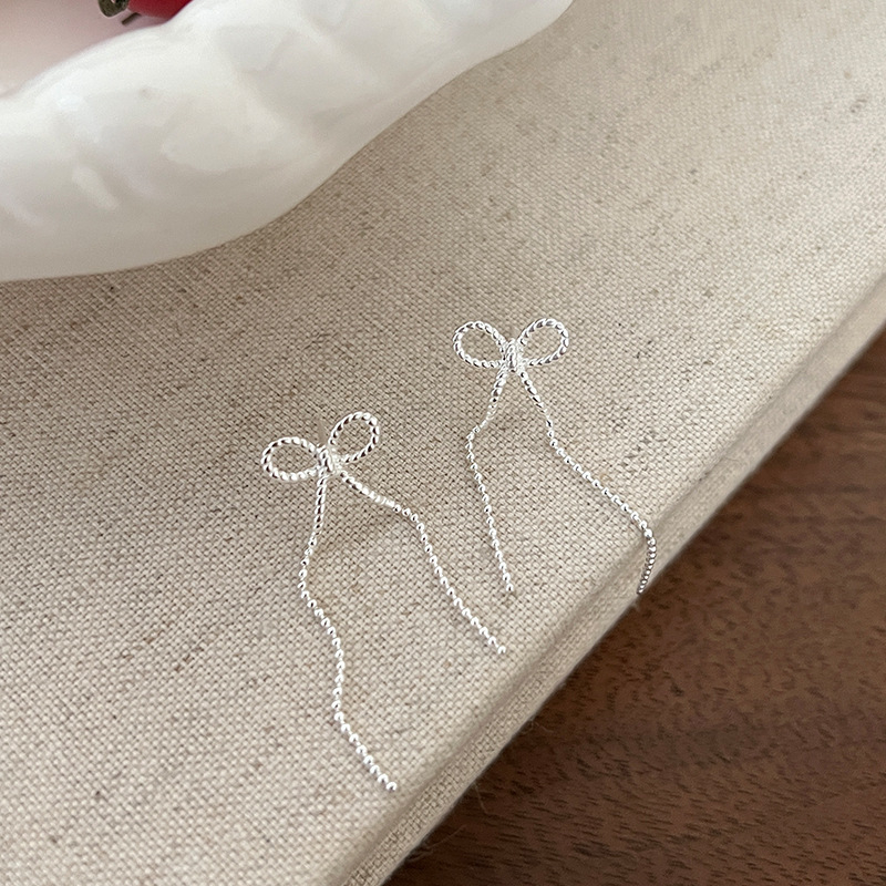 Auskarai su kaspinu ir kutais – geometrijos stiliuje, varis, elektrolitinis padengimas, prekės ženklas Ainella (ausies adata: varis)