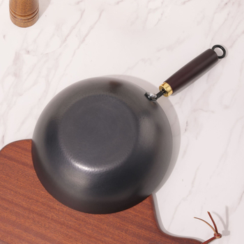 Wok iš plono geležies su kalimo raštu, be dangos, nelimpančiai, suderinamas su indukcine ir dujinė virykle, 1,2 kg, daugiasluoksnė apačia, namų virtuvei