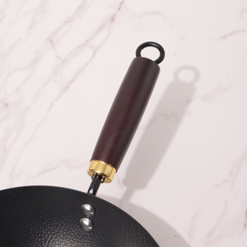 Wok iš plono geležies su kalimo raštu, be dangos, nelimpančiai, suderinamas su indukcine ir dujinė virykle, 1,2 kg, daugiasluoksnė apačia, namų virtuvei