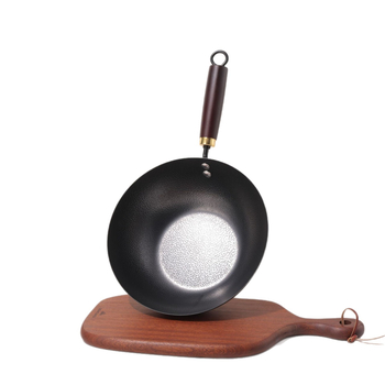 Wok iš plono geležies su kalimo raštu, be dangos, nelimpančiai, suderinamas su indukcine ir dujinė virykle, 1,2 kg, daugiasluoksnė apačia, namų virtuvei