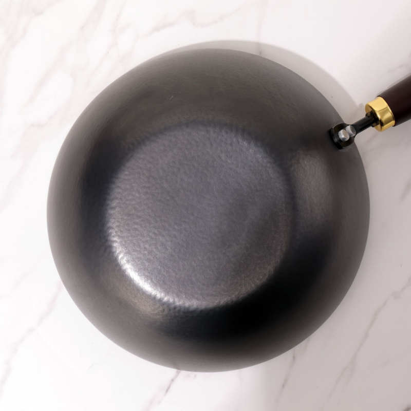 Wok iš plono geležies su kalimo raštu, be dangos, nelimpančiai, suderinamas su indukcine ir dujinė virykle, 1,2 kg, daugiasluoksnė apačia, namų virtuvei