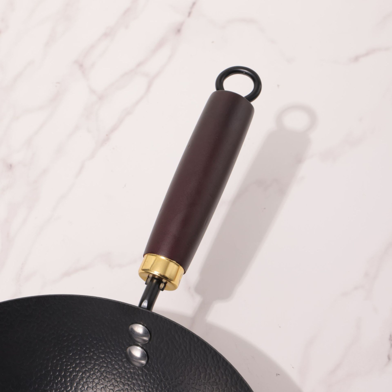 Wok iš plono geležies su kalimo raštu, be dangos, nelimpančiai, suderinamas su indukcine ir dujinė virykle, 1,2 kg, daugiasluoksnė apačia, namų virtuvei