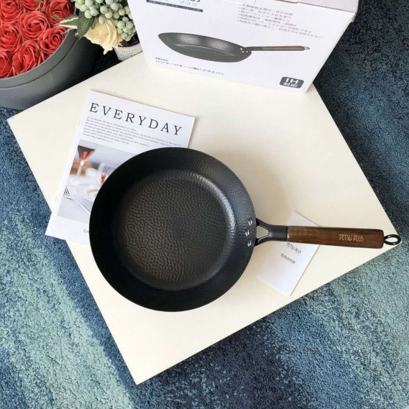 Japonų stiliaus plieninė keptuvė su žuvų žvynelių raštu, be dangos, nelipni, 1,4 kg, tinkama indukcijai ir dujinai viryklei.