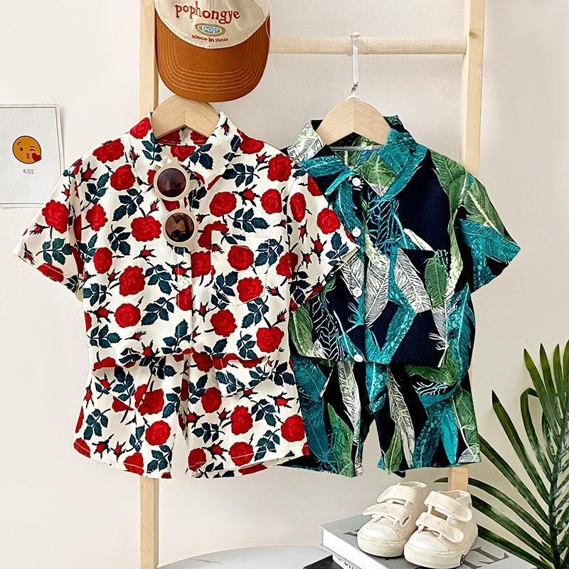 Dječji ljetni set s kratkim rukavima: košulja i majica, unisex, za djecu 3–8 godina (100–140 cm), 100% poliester, mekani materijal, rever ovratnik, uzorci: životinje/crtani likovi/bilje, ljeto 2025