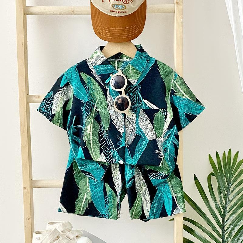 Dječji ljetni set s kratkim rukavima: košulja i majica, unisex, za djecu 3–8 godina (100–140 cm), 100% poliester, mekani materijal, rever ovratnik, uzorci: životinje/crtani likovi/bilje, ljeto 2025