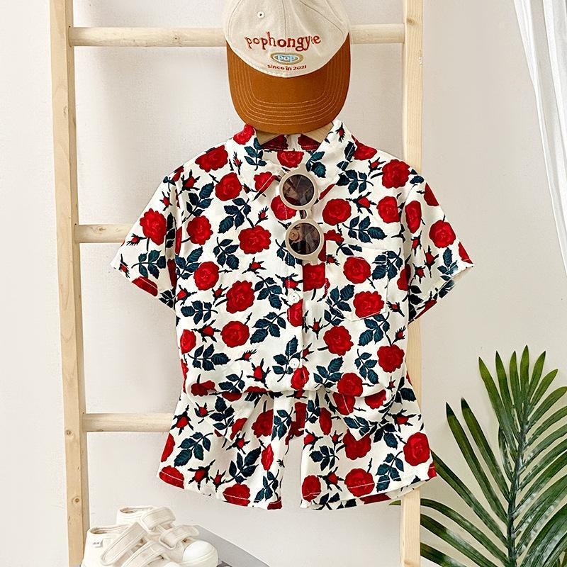 Dječji ljetni set s kratkim rukavima: košulja i majica, unisex, za djecu 3–8 godina (100–140 cm), 100% poliester, mekani materijal, rever ovratnik, uzorci: životinje/crtani likovi/bilje, ljeto 2025