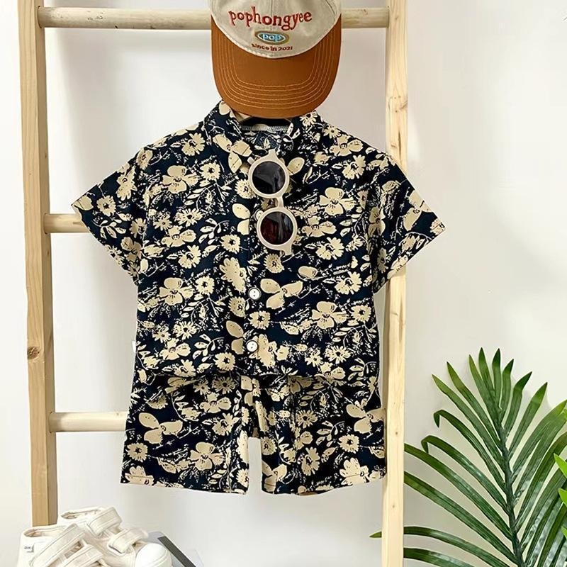 Dječji ljetni set s kratkim rukavima: košulja i majica, unisex, za djecu 3–8 godina (100–140 cm), 100% poliester, mekani materijal, rever ovratnik, uzorci: životinje/crtani likovi/bilje, ljeto 2025