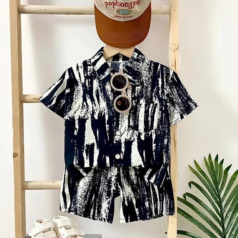 Dječji ljetni set s kratkim rukavima: košulja i majica, unisex, za djecu 3–8 godina (100–140 cm), 100% poliester, mekani materijal, rever ovratnik, uzorci: životinje/crtani likovi/bilje, ljeto 2025