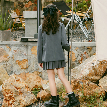 Meitenēm paredzēts īss jaka no kokvilnas maisījuma ar reveru, vienrindu pogu aizdari, vienkrāsains, garas piedurknes, piemērots vecumā no 8 gadiem (augstums >140 cm), skolas stils.