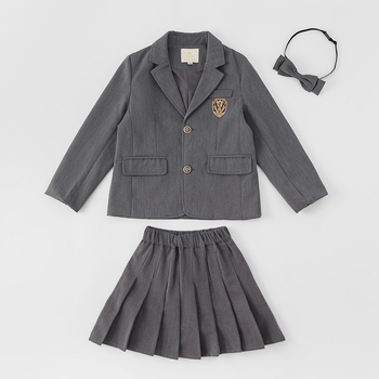 Meitenēm paredzēts īss jaka no kokvilnas maisījuma ar reveru, vienrindu pogu aizdari, vienkrāsains, garas piedurknes, piemērots vecumā no 8 gadiem (augstums >140 cm), skolas stils.