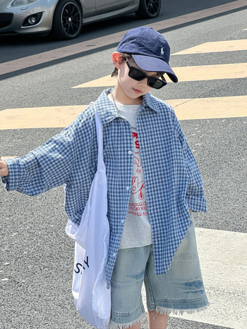 Dvodjelni dječji ljetni komplet s korejskim stilom karirane košulje i džins šortsi, mekani dodir tkanine, lagana konstrukcija, 100% pamuk