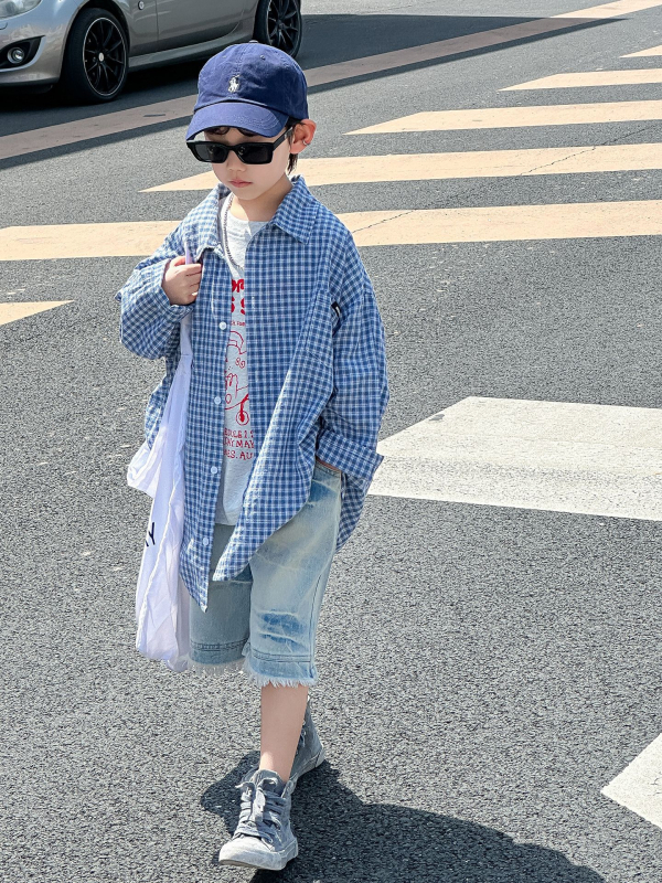 Dvodjelni dječji ljetni komplet s korejskim stilom karirane košulje i džins šortsi, mekani dodir tkanine, lagana konstrukcija, 100% pamuk