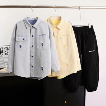 Dječja proljetna denim košulja – 65% pamuk, 35% poliester; dugi rukavi; uzorak: slova; za djecu 8+ godina; proljeće 2025.