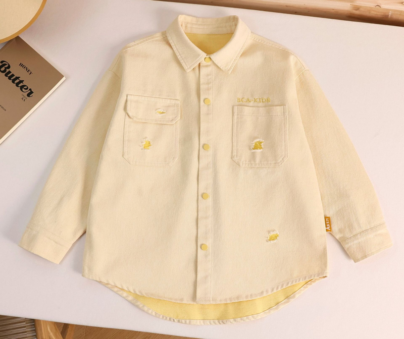 Dječja proljetna denim košulja – 65% pamuk, 35% poliester; dugi rukavi; uzorak: slova; za djecu 8+ godina; proljeće 2025.