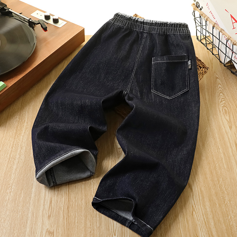 Dječje traperice za dječake — ležernog stila; sastav tkanine: 75% pamuk, 23% poliester, 2% elastan; srednji pojas; elastičan pojas; za dječake od 8 godina i starije