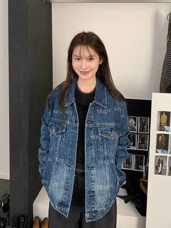 Sievietēm retro džinsa jaka ar burtiem drukā, polo apkakle, brīvs piegriezums, garas piedurknes, rudens 2025, 90–95% kokvilna, <30% poliesters