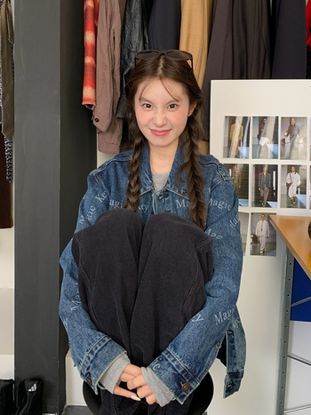 Sievietēm retro džinsa jaka ar burtiem drukā, polo apkakle, brīvs piegriezums, garas piedurknes, rudens 2025, 90–95% kokvilna, <30% poliesters