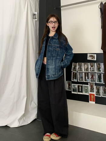 Sievietēm retro džinsa jaka ar burtiem drukā, polo apkakle, brīvs piegriezums, garas piedurknes, rudens 2025, 90–95% kokvilna, <30% poliesters