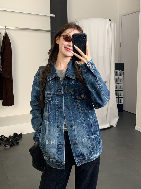 Sievietēm retro džinsa jaka ar burtiem drukā, polo apkakle, brīvs piegriezums, garas piedurknes, rudens 2025, 90–95% kokvilna, <30% poliesters