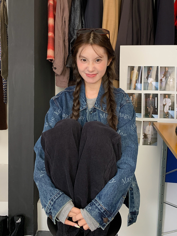 Sievietēm retro džinsa jaka ar burtiem drukā, polo apkakle, brīvs piegriezums, garas piedurknes, rudens 2025, 90–95% kokvilna, <30% poliesters