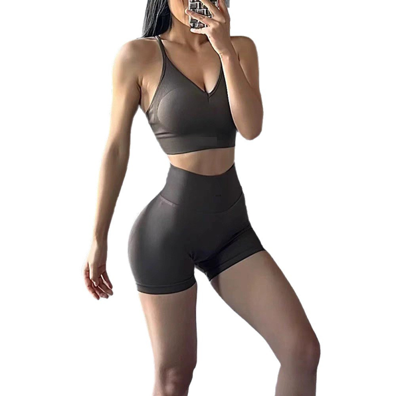 Õmblusteta naiste spordikomplekt – varrukateta ülaosa, kolmandiku pikkusega lühikesed püksid, nailon/spandeks 90/10, sisseehitatud rinnahapadjad