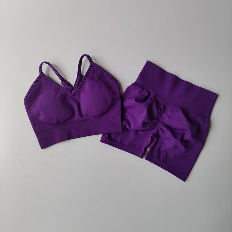 Be siūlių moterų sportinis komplektas – be rankovių viršus, trijų ketvirčių šortai, nailonas/spandeksas 90/10, su įmontuotomis krūties pagalvėlėmis