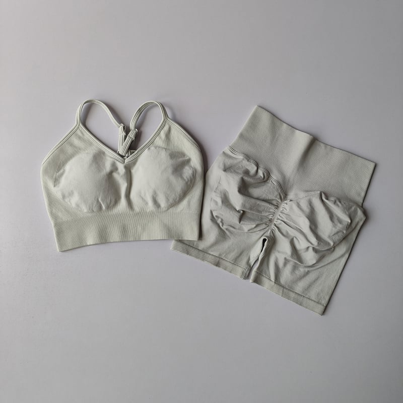 Be siūlių moterų sportinis komplektas – be rankovių viršus, trijų ketvirčių šortai, nailonas/spandeksas 90/10, su įmontuotomis krūties pagalvėlėmis