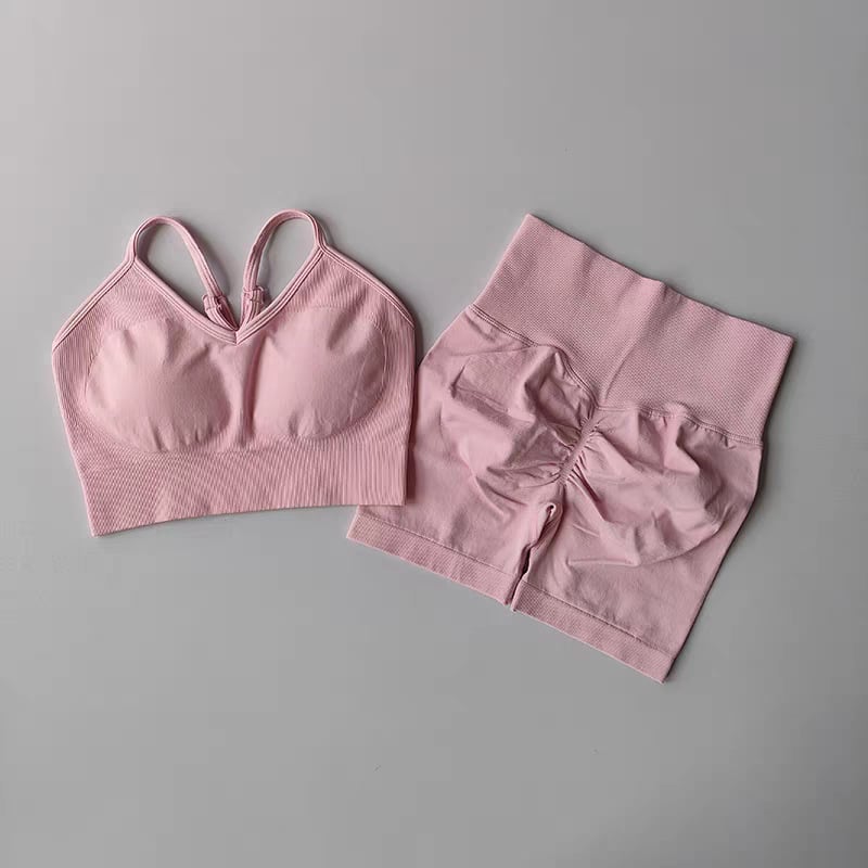 Be siūlių moterų sportinis komplektas – be rankovių viršus, trijų ketvirčių šortai, nailonas/spandeksas 90/10, su įmontuotomis krūties pagalvėlėmis