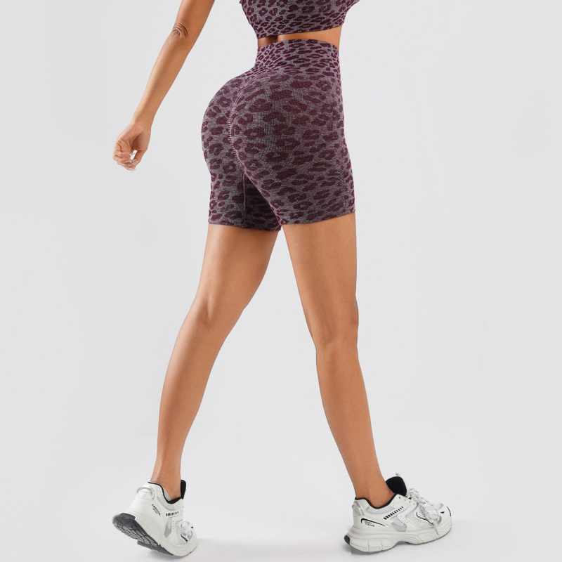 Õmblusteta jooga lühikesed püksid, kõrge vöökoht tuharate tõstmiseks, leopardimuster (Niiskust juhtiv funktsioon • Materjal: 92% nailon, 8% spandex • Pikkus: kolmveerand • Istuvus: kõrge vöökoht)