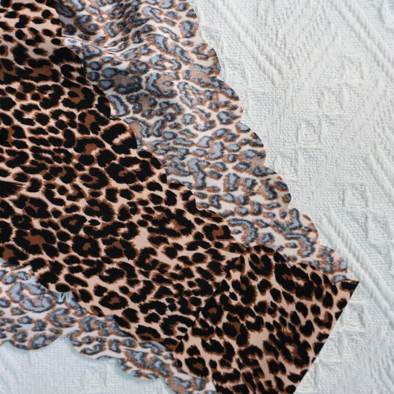 Ženske gaćice od najlona s srednjim strukom, pletene, podstava od pamuka u preponi; sastav: najlon 70–80%, pamuk 80–90%; bez tragova