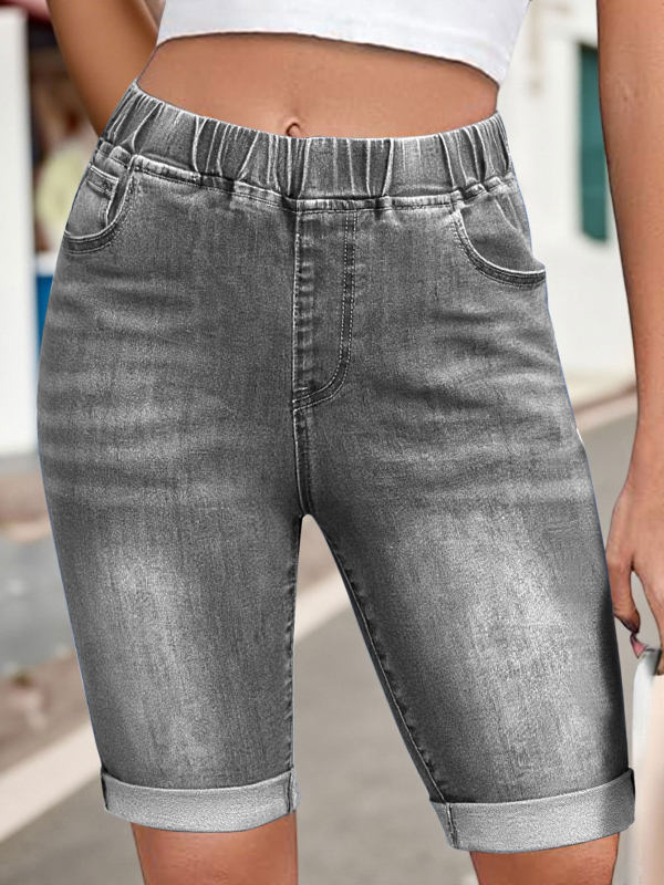 Džinsa šorti ar augstu jostu, taisa siluete, kokvilnas saturs 90–95% ar poliestera saturu zem 30%, kolāžas šuvju detaļas, pilsētas stils