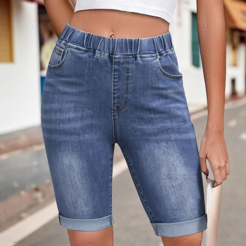 Džinsa šorti ar augstu jostu, taisa siluete, kokvilnas saturs 90–95% ar poliestera saturu zem 30%, kolāžas šuvju detaļas, pilsētas stils