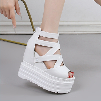 Platvormi-Rooma sandaalid lõigatud kujundusega, 13 cm klins, mikrofiiberpeal, tagant tõmblukk, TPR tald