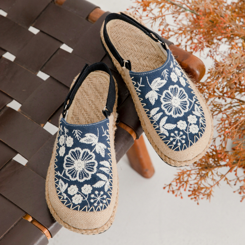 Rihmasandaalid linase ülemusega, õmmeldud lilled, etniline stiil, ümmargune varvas, puuvillane vooder