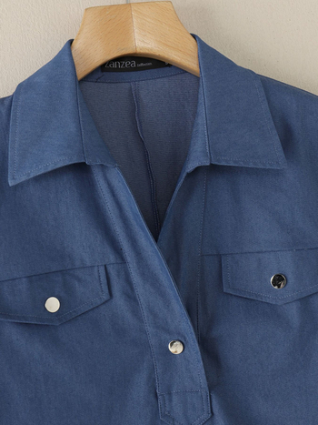 Denim ingruha gallérral, rövid ujjú, zsebekkel, gombokkal, középméretű hossz