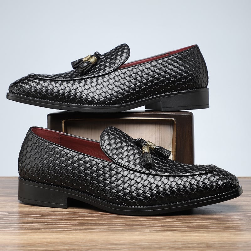 Férfi slip-on bőrcipő, PU felsőrész, gumitalp, hegyes orr, bőr orrtakaróval, brit stílusú retro mindennapi viselet.