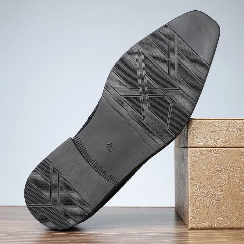 Férfi slip-on bőrcipő, PU felsőrész, gumitalp, hegyes orr, bőr orrtakaróval, brit stílusú retro mindennapi viselet.