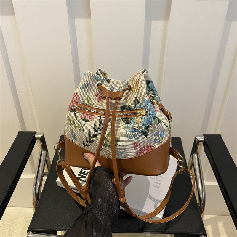 Krepšys per petį, etninio stiliaus, medvilnės-lino medžiaga, kibiro formos, užtraukties užsegimas, poliesterio pamušalas