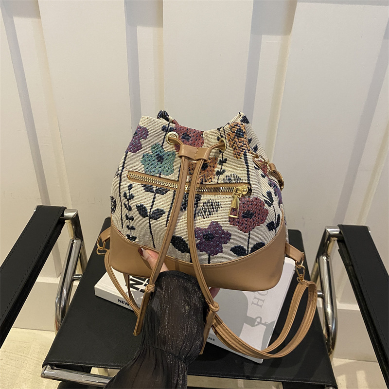 Krepšys per petį, etninio stiliaus, medvilnės-lino medžiaga, kibiro formos, užtraukties užsegimas, poliesterio pamušalas