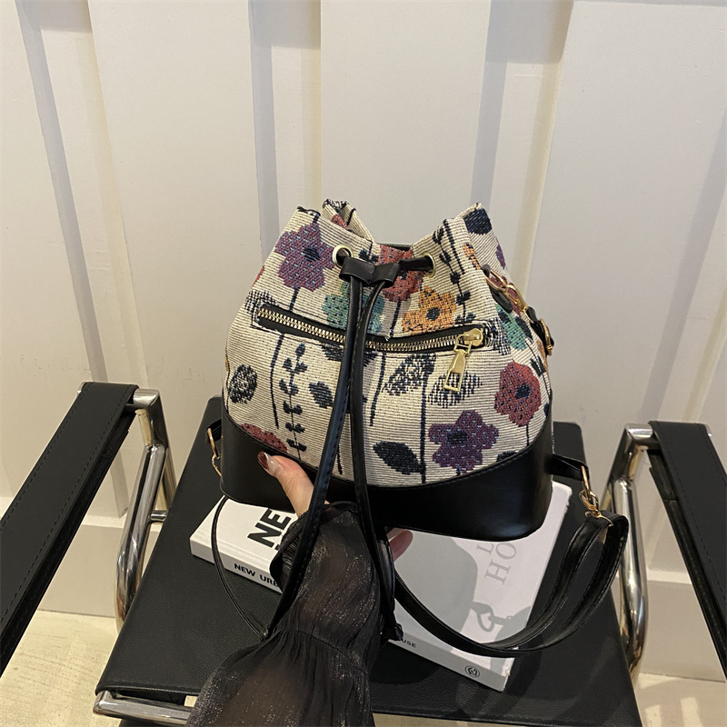 Krepšys per petį, etninio stiliaus, medvilnės-lino medžiaga, kibiro formos, užtraukties užsegimas, poliesterio pamušalas