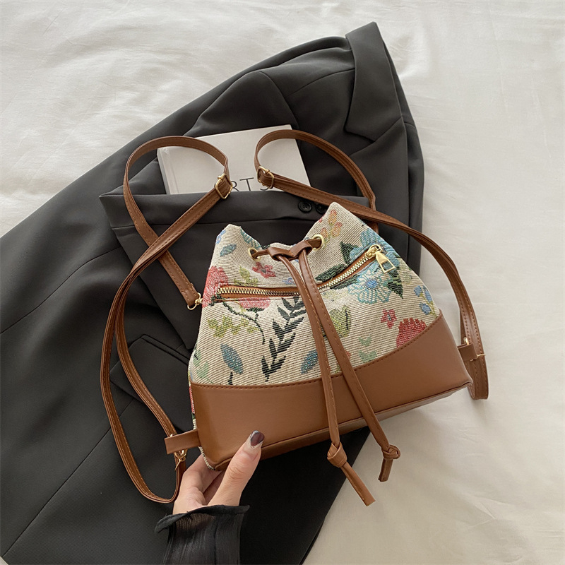 Krepšys per petį, etninio stiliaus, medvilnės-lino medžiaga, kibiro formos, užtraukties užsegimas, poliesterio pamušalas