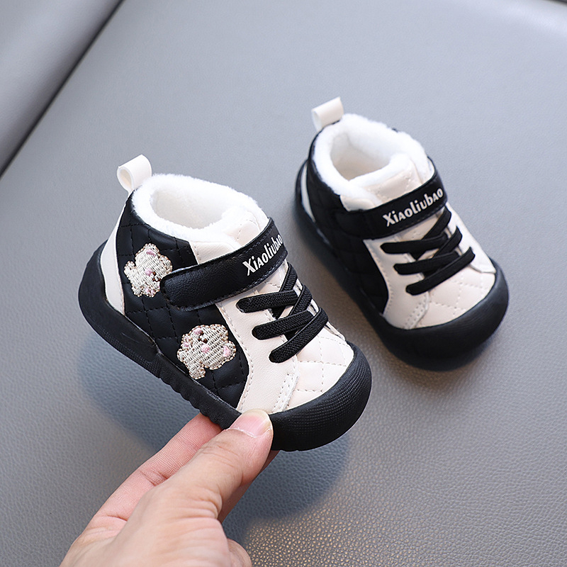 Žieminiai bateliai vaikams 12–36 mėn, Velcro užsegimas, viršus iš sintetinės odos, kvėpuojantys ir atsparūs dėvėjimui, žemas kulkšnies aukštis, minkšta padas