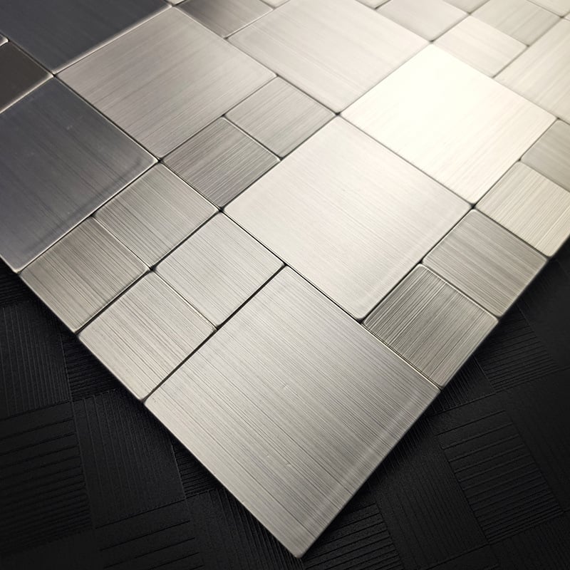 Plăcuță mozaică pentru perete din oțel inoxidabil, aspect periat - autocolantă, fără rosturi, cu bază aluminiu-plastic, pentru bucătărie și baie