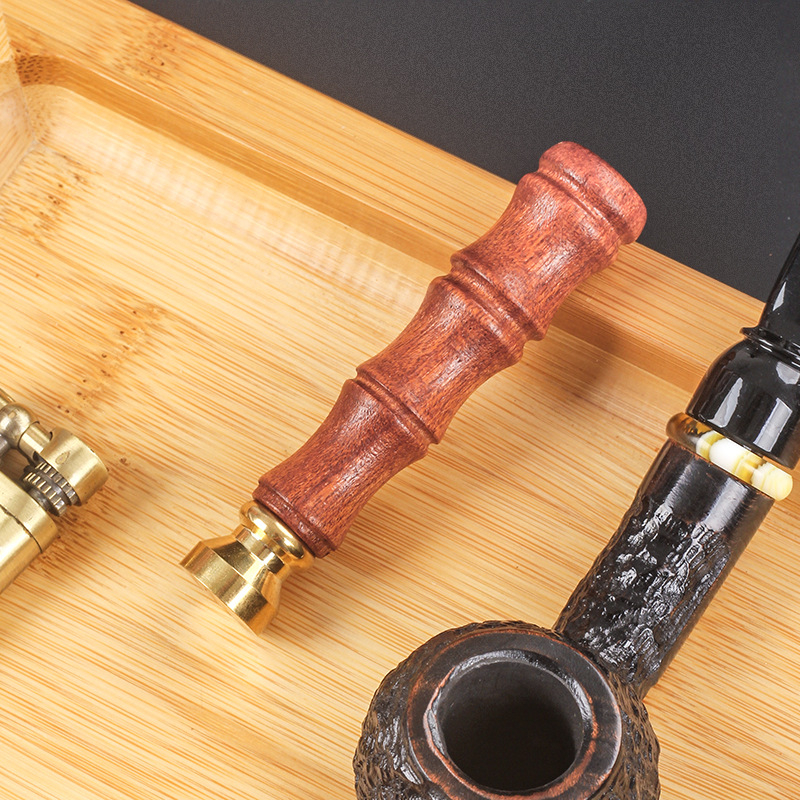 Dodatak za lulu: tijelo od bambusa i ružinog drveta s mesingom glavom; prilagodljiv, dekorativan, kolekcionarski; šifra proizvoda Yb-531; moguć ispis logotipa.