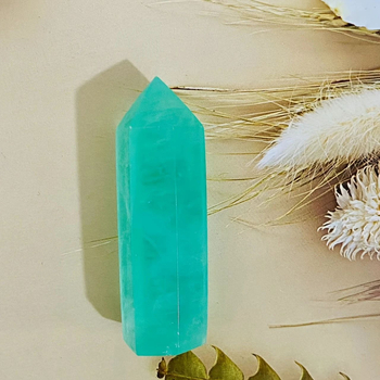 Kristāla kolonna — Stone Brothers; Materiāls: fluorīts; Kategorija: kristāla kolonna; Stils: moderns minimālisms; Tehnoloģija: gravēšana un pulēšana