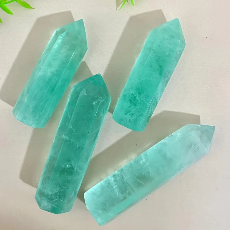 Kristāla kolonna — Stone Brothers; Materiāls: fluorīts; Kategorija: kristāla kolonna; Stils: moderns minimālisms; Tehnoloģija: gravēšana un pulēšana